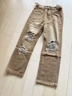 ベージュ ダメージ加工 ストレートジーンズ