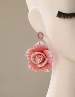 霜降りピンク薔薇デザインピアス　可愛い　お洒落　個性的　カジュアル　新品　未使用