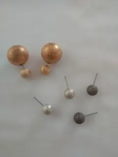 金属的な球体デザインのピアスセット