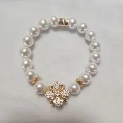 パールと金メッキの花モチーフブレスレット
