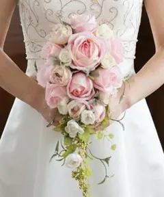 ピンクのキャスケードブーケ　アーティフィシャルフラワー　ブートニア付き　造花