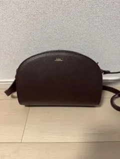 A.P.C. ショルダーバッグ ハーフムーン ダークブラウンのサムネイル