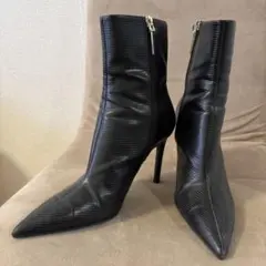 ZARA ブラックポインテッドトゥブーティ