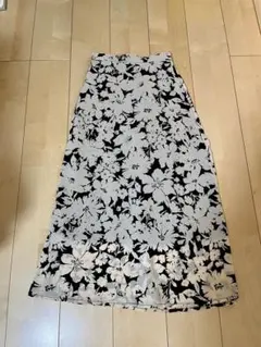 【新品】GU モノトーン 花柄 フレアスカートのサムネイル