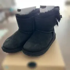 UGG kidsブラックブーツ リボン付き