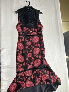 アリス&オリビア　花柄刺繍 マーメイドワンピースのサムネイル