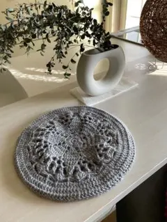 【ベレー帽】グレーの毛糸/透かし模様/手編み/ユーカリグニー付き