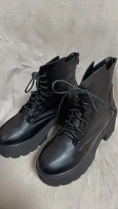 黒 レザー 厚底レースアップブーツ