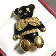 熊モチーフ　ブローチ