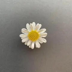 ブローチ　ホワイトのお花　清楚　清らかさ　デイジー　ガーベラ　簡易ラッピング付き