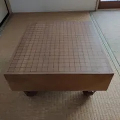 다리와 배꼽이 달린 나무 판