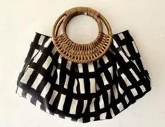 squ】すっきりシルエット 27cm直線口金のバッグ 北欧柄 四角 - メルカリ