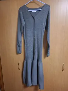グレー 長袖ニットワンピース ボタン付き、AZUL