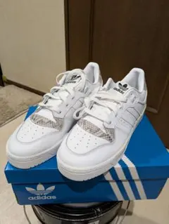 アディダススニーカー