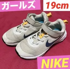ナイキ　NIKE スニーカー 白色　ベージュ　19センチ ランニング　運動靴のサムネイル
