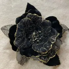 コサージュ 黒とゴールドの花