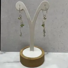 緑のビーズと金属パーツのフープピアス　no 4