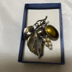 葉っぱデザイン ブローチ