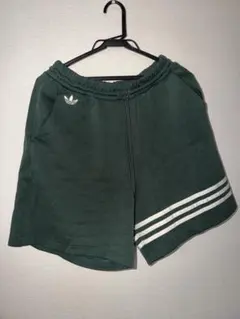adidas ダークグリーン ショートパンツ
