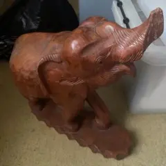 木彫りの象の置物