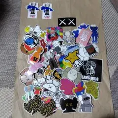 KAWS ステッカー