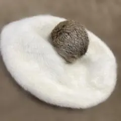 ホワイトファーベレー帽ポンポン付き