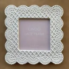 レースの装飾が施されたホワイトのフォトフレーム