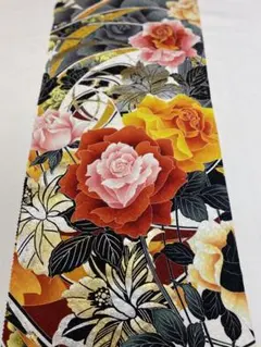 京友禅　はぎれ〈4752〉バラ　百合　蝶々　金彩銀彩　ラメ地模様　リカちゃん