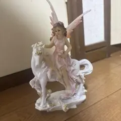 妖精と馬の陶器置物