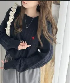 ワンポイント胸刺繍ケーブルニットプルオーバー