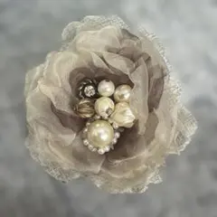 フラワーブローチ コサージュ　ベージュ　卒園卒業式 入園入学式