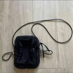 3ＣＯＩＮＳ ブラックナイロンショルダーバッグ
