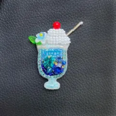 ビーズ刺繍ブローチ　ブルーハワイ(アイス＆ホイップクリームのせ）・ミニ