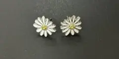 フラワー型ピアス ホワイト