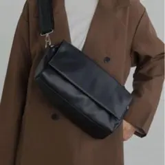 ALTROSE 500mlペットボトル可　フラップ ボディバッグショルダーバッグ