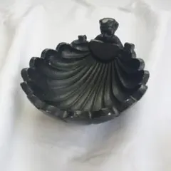ヴィンテージ風 サル 貝殻型トレイ 黒 オブジェ 置物 アクセサリー入れ 鉄製
