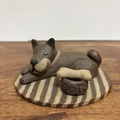 犬の陶器置物 寝ている姿