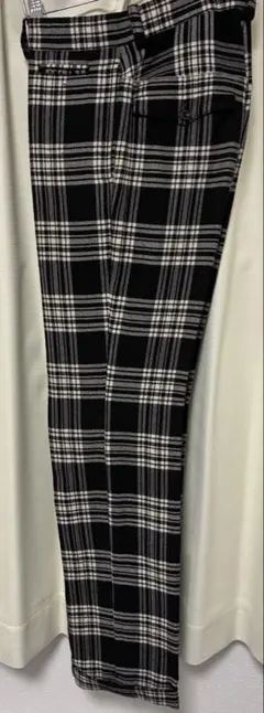 ラウンドリザーブ黒と白のチェック柄スラックス