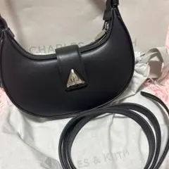 CHARLES & KEITH トライアングルバックルベルトショルダーバッグ　黒