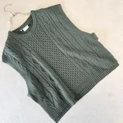 アミティエ ケーブル編み ニットベスト グリーン系 ゆったり シンプルレディース