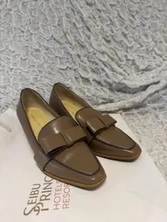 リボンモチーフ ローファー ベージュ 5cmヒール