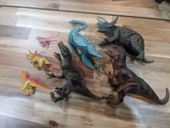 恐竜フィギュアセット（トリケラトプス、ティラノサウルスなど）