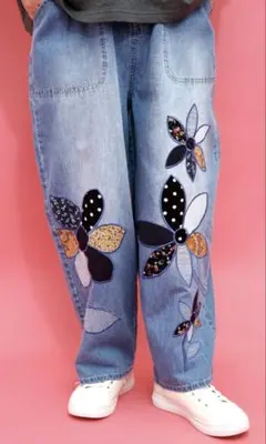 ScoLar(スカラー) パッチワークお花アップリケデニムパンツ　ネイビーのサムネイル
