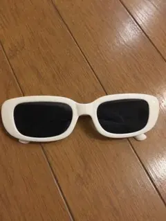 白の近未来的サングラス