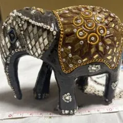 装飾ビーズの木製象置物