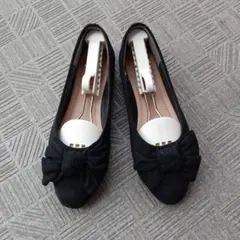 リボン付き黒フラットシューズ