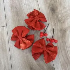 赤いリボンと実の飾りのヘアクリップセット
