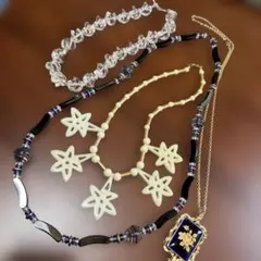 星形モチーフのネックレス他　セット 4本