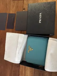 PRADA ターコイズ レザー 財布