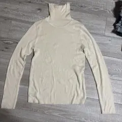 ベージュ リブ編み タートルネック セーター